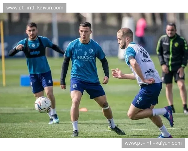 红蓝之魂的交响与北国坚韧的逆袭：巴萨vs韦斯卡的绿茵朝圣之旅